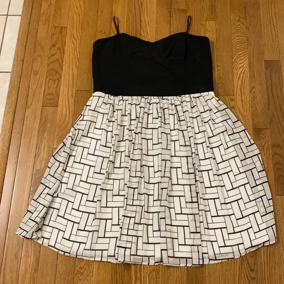 LE CHATEAU COCKTAIL DRESS - Picture 1 of 3